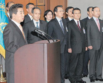 노무현 대통령이 9일 오전 청와대에서 대통령 임기를 5년 단임으로 규정한 헌법을 4년 연임제로 개헌하자는 내용의 대국민특별담화문을 발표하고 있다. 이날 대통령의 담화문 발표 준비가 철저한 보안 속에 이뤄져 여당에서조차 내용을 제대로 파악하지 못했던 것으로 알려졌다. 석동률 기자