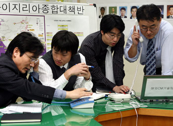 아프리카 나이지리아에서 한국인 근로자 9명이 무장단체에 의해 납치된 10일 대우건설 본사에 마련된 대책반에서 관계자들이 대책을 논의하고 있다. 김미옥기자