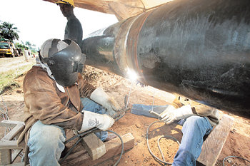 나이지리아 건설현장 대우건설 직원들이 피랍된 나이지리아 오구 지역 인근에서 한 근로자가 천연가스 수송 파이프를 용접하고 있다. 사진 제공 대우건설
