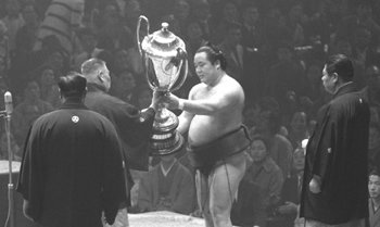 1970년 규슈바쇼에서 4번째 우승을 차지한 뒤 스모협회 이사장에게 우승컵을 받는 다마노우미. 사진 제공 아사히신문
