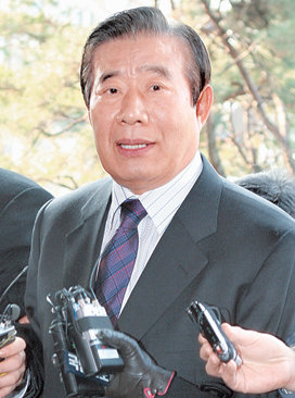 한광옥 전 대통령비서실장이 11일 피의자 신분으로 검찰 조사를 받으러 서울서부지검에 출두하고 있다. 박영대 기자