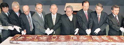 관훈클럽 창립 50주년 기념식에서 창립멤버와 역대 총무 등이 시루떡을 자르고 있다. 왼쪽부터 이재호(동아일보 논설실장) 관훈클럽 총무, 남중구 신영연구기금 이사장, 조용중 전 연합통신 사장, 정인양 전 한국방송개발원 이사장, 임방현 전 청와대 대변인, 이정석 전 대한언론인회 회장, 조세형 열린우리당 상임고문, 박권상 전 KBS 사장, 김창기 조선일보 편집국장. 강병기  기자