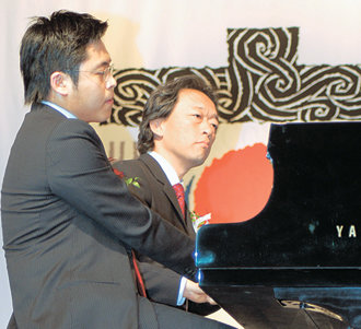 정명훈(오른쪽)과 김선욱이 시상식 후 피아노를 함께 연주하고 있다. 임재완 대학생인턴기자