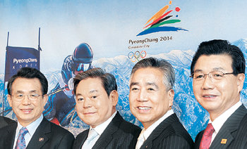 정부와 체육계, 재계 등 각계 인사들이 12일 서울 중구 장충동 신라호텔에서 2014년 평창 동계올림픽 유치를 지원하기 위한 자리를 마련했다. 왼쪽부터 한승수 2014년 평창 동계올림픽 유치위원회 위원장, 이건희 삼성그룹 회장 겸 국제올림픽위원회(IOC) 위원, 김정길 대한올림픽위원회 위원장, 김진선 강원도지사. 사진 제공 삼성그룹