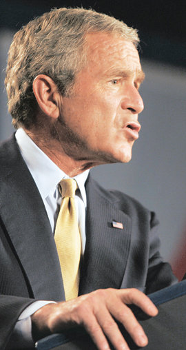 연설을 하는 조지 W 부시 미국 대통령. 스티븐 웨인 조지타운대 교수는 “부시 대통령은 취임 초기 즉흥적 발언으로 문제를 일으켰으나 그 후 연설에 관한 한 준비된 발언만 하는 철저히 훈련된 대통령이 됐다”고 분석했다. 그는 “대통령의 연설에는 개인 의견보다 더 많은 생각이 담겨야만 한다”고 강조했다. 동아일보 자료 사진