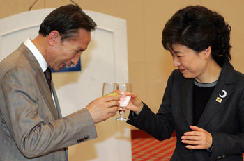 건배의 의미는… 13일 강원 춘천시 베어스타운호텔에서 열린 한나라당 강원도당 신년하례회에서 당내 대선주자인 이명박 전 서울시장(왼쪽)과 박근혜 전 대표가 건배하고 있다. 춘천=연합뉴스