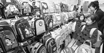 아이를 초등학교에 보내는 학부모들은 가방 등 필요한 물품을 챙기는 등 신경을 써야 할 시기다. 아이들이 학교에 잘 적응하기 위해선 부모의 보살핌이 필요하다. 동아일보 자료 사진