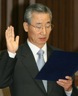 이강국 헌법재판소장 후보자가 15일 국회 인사청문회에 나와 의원들의 질의가 시작되기 앞서 선서를 하고 있다. 김동주 기자