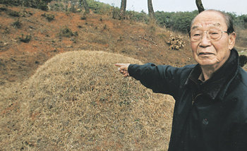 “고향 땅에 묻혀 있는데…” 유텐사 명부에 1945년 일본에서 사망한 것으로 기록돼 있는 박장서 씨의 무덤을 동생 박긍서(80) 씨가 가리키고 있다. 일제에 의해 강제 동원됐던 박장서 씨는 광복 후 귀국해 1954년 충남 청양군 자택에서 숨을 거둔 뒤 고향 땅에 묻혔다.
