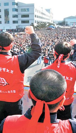 파업 출정식 현대자동차 노조가 부분파업에 돌입한 15일 낮 울산공장 본관 앞에서 열린 파업 출정식에서 노조원 4000여 명이 지도부의 지휘에 따라 파업결의를 다지는 구호를 외치고 있다. 울산=최재호 기자