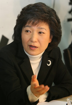 헤어 스타일 바꾼 박근혜 “워밍업 끝났다” 15일 평소 쪽 찐 스타일의 머리를 자연스럽게 푼 박근혜 전 한나라당 대표가 서울 여의도의 사무실에서 기자간담회를 하고 있다. 그는 머리 모양을 바꾼 이유에 대해 “워밍업이 끝났다”고 밝혔다. 이제 본격 대선행보를 해 나가겠다는 의지의 표시라고 측근들은 부연했다. 이종승 기자