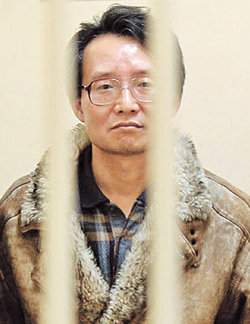 석궁테러 사건 직후 서울 송파경찰서로 연행된 전직 대학교수 김명호 씨가 경찰의 조사를 받기 위해 대기하고 있다. 박영대 기자