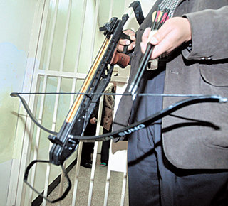 15일 모 사립대 전직 교수 김명호 씨가 박홍우 서울고법 부장판사를 습격하는 데 사용한 석궁. 박영대  기자