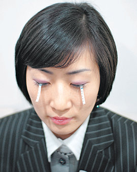 안구건조증으로 찾아온 한 여성이 눈물분비량을 검사하기 위해 눈 속에 테스트 종이를 붙였다. 5분 동안 10mm 이하로 젖으면 안구건조증을 의심한다. 동아일보 자료 사진