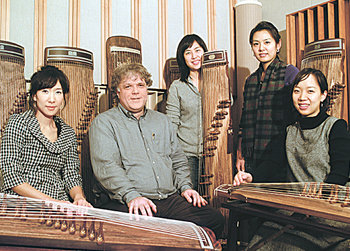가야금 앙상블 ‘사계’와 작곡가 스테판 하켄베르크(왼쪽에서 두 번째) 씨. 사진 제공 악당이반