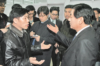 “이럴 순 없다”고건 전 국무총리 지지자들이 16일 서울 종로구 연지동 여전도회관에 마련된 기자회견장에서 고 전 총리의 대선 불출마 선언에 대해 측근인 김덕봉 전 국무총리 공보수석비서관(오른쪽)에게 항의하고 있다. 이종승 기자