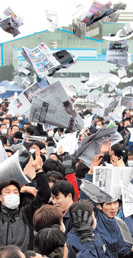 “협상타결” 환호성 17일 오전 11시경 현대자동차 울산공장에서 집회를 마친 노조원들이 “협상이 오늘 중 타결될 것 같다”는 소문이 퍼지자 노조 집행부가 발행한 소식지를 던지며 환호성을 지르고 있다. 울산=최재호 기자