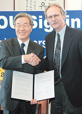 연세대 정창영 총장(왼쪽)과 하버드-스미스소니언 천체물리연구원 찰스 올콕 원장이 공동 우주연구원 설립 협약서를 교환하고 있다.