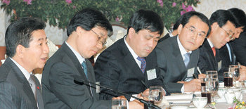 노무현 대통령(왼쪽)이 17일 청와대 충무실에서 열린 언론사 편집·보도국장단 오찬에서 인사말을 하고 있다. 이날 간담회엔 32개 중앙 언론사와 인터넷 매체의 제작 책임자들이 참석했다. 청와대사진기자단