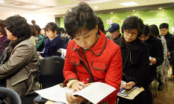 “대입 어떻게 바뀌나”… 심각한 학부모들 18일 오후 서울 서초구 서초동 강남중앙학원에서 열린 2008학년도 대입 판도 변화 분석 설명회. 학부모와 수험생이 대거 몰리는 바람에 자리가 모자라 옆 강의실에서 방송으로 설명회를 듣는 사람도 있었다. 변영욱 기자