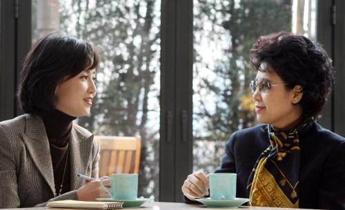 ‘행복’이라는 주제로 대화를 나누고 있는 정세진 아나운서(왼쪽)와 가수 심수봉 씨. 처음 만나는 자리였지만 두 사람은 일, 여성, 자유 등 공통된 관심사를 통해 금세 친해졌다. 홍진환  기자  jean@donga.com