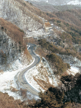 우리나라에서 자동차로 넘는 고갯길 가운데 가장 높은 만항재(1330m)에서 영월 쪽으로 펼쳐지는 풍경. 만항재를 중심으로 국도 31호선의 화방재(영월과 태백의 경계)와 국도 38호선의 두문동재(정선과 태백의 경계) 등 대간 고개 세 개를 차례로 잇는 이 지방도 414호선은 이렇듯 멋진 산악풍광을 간직한 시닉드라이브 코스다. 태백=조성하 기자