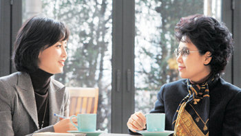 ‘행복’이라는 주제로 대화를 나누고 있는 정세진 아나운서(왼쪽)와 가수 심수봉 씨. 처음 만나는 자리였지만 두 사람은 일, 여성, 자유 등 공통된 관심사를 통해 금세 친해졌다. 홍진환  기자