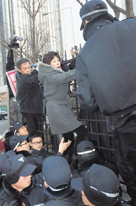 강제북송 항의 외교부 진입 시도19일 오전 서울 종로구 도렴동 외교통상부 청사 앞에서 국군포로가족연대, 시민단체 활빈단 등이 탈북 국군포로 가족이 북송된 사건과 관련해 항의서한을 전달하기 위해 담을 넘어 진입을 시도하고 있다. AP 연합뉴스