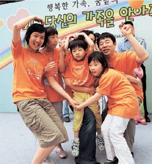 지난해 5월 서울 청계천에서 열린 한화그룹의 가족사랑 캠페인. 주제는 ‘오늘 하루, 당신의 가족을 안아 주세요!’ 사진 제공 한화