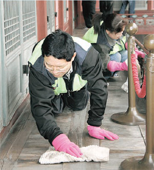 경복궁 강녕전에서 묵은 먼지를 닦아내는 KT의 ‘문화재 지킴이’ 봉사단원들. 사진 제공 KT