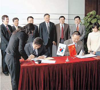 한국국제협력단과 중국 기상국이 2003년 황사 관측망 공동 운영을 위한 약정을 체결하고 있다.