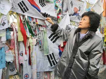 임진각 방문 박근혜 전 한나라당 대표가 21일 경기 파주시 임진각을 방문해 자유의 다리 철조망에 걸린 통일염원문들을 살펴보고 있다. 박 전 대표는 이 자리에서 최근 중국 선양 주재 한국총영사관의 부적절한 대응으로 탈북 국군포로 가족 9명이 체포돼 강제 북송된 것과 관련해 정부의 소홀한 대처를 강하게 비판했다. 파주=김동주 기자