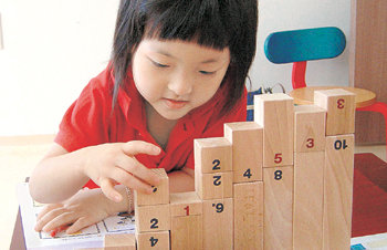 집중력이 높은 학생이 성적이나 학습효과가 높은 것으로 나타나면서 어릴 때부터 집중력을 키우는 방법에 학부모의 관심이 모아지고 있다. 칭찬을 많이 하고 스스로 규칙을 정해 지키게 하는 등 2∼4세의 유아기부터 자연스럽게 집중력을 길러주는 것이 좋다. 사진 제공 웅진교육문화연구소