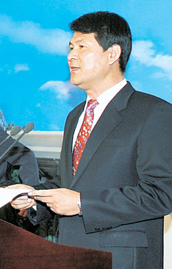 열린우리당 임종인 의원이 22일 서울 여의도 국회  기자실에서 ‘탈당의 변’을 발표하고 있다. 이종승 기자