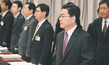 정상명 검찰총장(앞)이 22일 오전 서울 서초구 서초동 대검찰청에서 열린 전국 인지부서(특별수사, 마약조직범죄, 공안) 부장검사회의에 참석하고 있다. 검찰은 이날 논란이 된 에버랜드 사건 항소심 공판에서의 공소장 변경 문제에 대해 “우리가 공소장 변경 신청을 한 사실이 없다”고 거듭 밝혔다. 연합뉴스