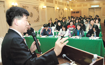 경제5단체 주최로 23일 ‘제7회 선생님을 위한 경제와 문화 체험’이 열렸다. 공병호 공병호경영연구소장이 강의하고 있다. 이 행사는 26일까지 계속된다. 사진 제공 대한상공회의소