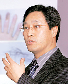 서울대 수의대 강경선 교수가 23일 서울대에서 기자회견을 열고 성체줄기세포의 추출과정에 대해 설명하고 있다. 연합뉴스