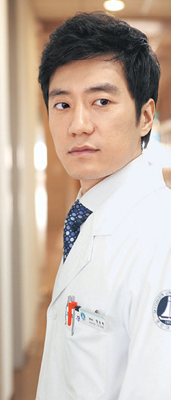 MBC 드라마 ‘하얀거탑’에서 주연 ‘장준혁’ 역을 맡은 김명민. 그는 “선과 악, 자부심과 열등감 등 이중적 심리로 얽힌 인간의 내면을 연기하기 위해 나를 불태울 것”이라고 말했다. 사진 제공 MBC