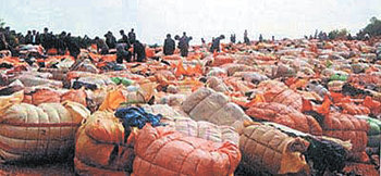 중국 광둥 성 포산 시 롄자오에서 업체 직원들이 영국에서 온 쓰레기를 분리하고 있다. 포산 시에서만 한 해 20만 t가량의 영국산 쓰레기를 처리한다. CCTV 인터넷판