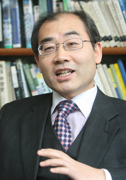 서울 동작구 대방동에서 개척교회를 힘겹게 꾸려가고 있는 서울은총침례교회 김대응 목사. 박영대 기자