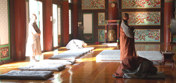24일 수행 중인 경북 문경시 봉암사 스님들을 찾은 불교 조계종 총무원장 지관 스님이 부처님께 예를 올리고 있다. 사진 제공 조계종