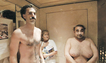 극단적인 웃음과 불쾌감을 동시에 안겨 주는 문제적 코미디, ‘보랏-카자흐스탄 킹카의 미국 문화 빨아들이기’. 사진 제공 20세기폭스코리아