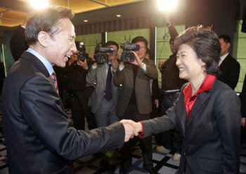 손잡은 李-朴… “경선 승복하겠다” 한나라당 대선주자인 이명박 전 서울시장(왼쪽)과 박근혜 전 대표가 24일 서울 여의도 63빌딩에서 열린 당 상임고문단 주최 오찬 간담회에 참석해 악수하고 있다. 두 사람과 손학규 전 경기지사 등 대선주자 3명은 이 자리에서 당내 경선 결과에 승복하겠다고 다짐했다. 연합뉴스