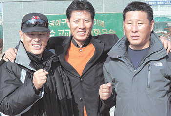 3형제 야구감독으로 화제를 모으고 있는 양승관(인하대 감독·가운데), 동생 양후승(인천고 감독·왼쪽), 막내 양주승(소래초교 감독) 씨가 24일 파이팅을 외치고 있다. 인천=연합뉴스