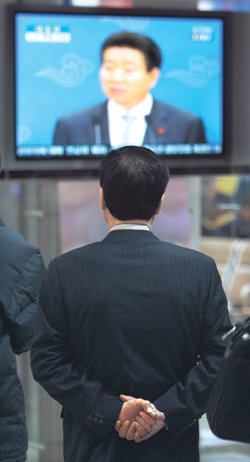 국민들의 평가는? 23일 밤 서울역에서 한 시민이 노무현 대통령의 신년특별연설 생방송을 지켜보고 있다. 연합뉴스