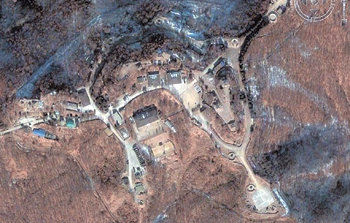 구글어스에 공개된 서울 모 지역의 공군 방공포 부대 위성사진. 부대 내 지대공미사일 진지 구축 현황과 미사일의 배치 여부를 확인할 수 있다. 사진 출처 구글어스