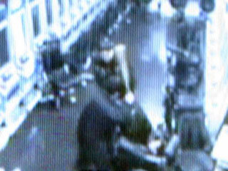 지난 6일 경찰이 경기도 안양시 한 성인오락실에서 손님을 감금.폭행했다는 신고를 받고 출동, 야구방망이 등을 이용해 피의자들을 검거하고 있다. 이 과정에서 오락실측은 경찰이 심하게 폭력을 행사했다며 반발하고 있다. 연합뉴스