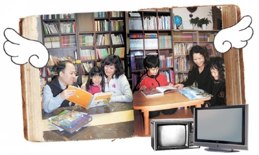 최원주 씨 가족(왼쪽)이 지난해 봄 ‘거실 TV 안방으로 옮기기’에 성공하고 독서가족으로 변모하자 이웃 변순미 씨 가족도 25일 오후 오순도순 책을 읽고 있다.