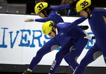 쇼트트랙 남자 1000m 결승에서 한국선수들이 메달을 싹쓸이했다. 성시백(37번)이 ‘발뻗기’로 금메달을 따내 3관왕에 올랐고 이승훈(36번)과 이현성이 간발의 차로 각각 은메달과 동메달을 차지했다. 토리노=연합뉴스