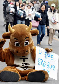 지난해 서울의 한 대학 입학식에서 대학생들이 등록금 인상에 반대하는 퍼포먼스를 벌였다. 동아일보 자료사진